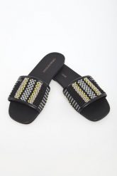 Klapki damskie skórzane EMPORIO ARMANI. Klapki damskie Emporio Armani, bez wzorów, bez obcasa, bez zapięcia. W wyprzedaży za 867.30 zł.