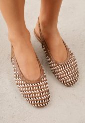 Brązowe Sandały z Odkrytą Piętą i Plecioną Cholewką Elledra. Brązowe sandały damskie Born2be, bez wzorów, z jeansu, bez obcasa, na płaskiej podeszwie, bez zapięcia. Za 99.99 zł.