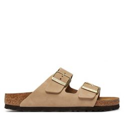 Klapki Birkenstock. Brązowe klapki damskie Birkenstock, bez wzorów, bez obcasa, bez zapięcia. Za 599.99 zł.