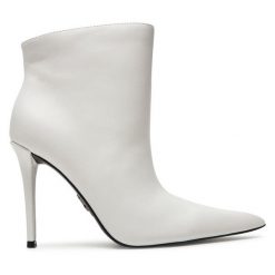 Botki Steve Madden. Białe botki damskie Steve Madden, bez wzorów, bez obcasa, na szpilce, bez zapięcia. Za 659.99 zł.