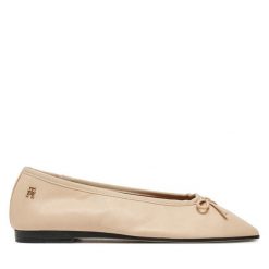 Baleriny Tommy Hilfiger. Czerwone balerinki damskie Tommy Hilfiger, bez wzorów, bez obcasa, bez zapięcia. Za 259.99 zł.
