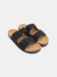 Klapki z regulowanymi paskami i imitacji skóry - czarny. Czarne klapki męskie Sinsay, bez wzorów, ze skóry, bez zapięcia. Za 39.99 zł.