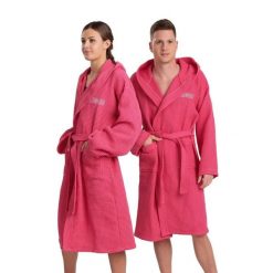 Szlafrok kąpielowy na basen po treningu unisex Arena Hooded Robe. Czerwone szlafroki damskie ARENA, bez wzorów, bez ramiączek, bez kaptura. Za 199.99 zł.