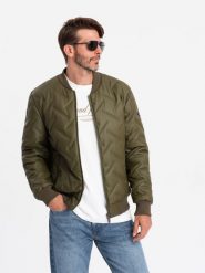 Kurtka męska bomberka z tłoczonym wzorem – oliwkowa V2 OM-JALP-0196 - XXL. Zielone kurtki męskie Ombre Clothing, l, bez wzorów, z materiału, klasyczne, bez kaptura. W wyprzedaży za 119.99 zł.