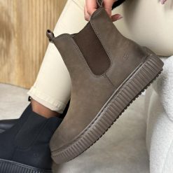 Brązowe skórzane botki damskie Cambell 19340. Brązowe botki damskie Cambell, na jesień, bez wzorów, z jeansu, eleganckie, z okrągłym noskiem, bez obcasa, na płaskiej podeszwie, bez zapięcia. W wyprzedaży za 233.10 zł.