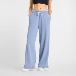 Spodnie damskie New Balance WP51503DUS – niebieskie. Niebieskie spodnie materiałowe damskie New Balance, z aplikacjami, z bawełny, klasyczne. Za 249.99 zł.