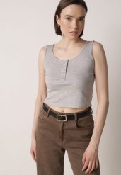 Szary Prążkowany Top na Szerokich Ramiączkach z Bawełny Zdobiony Guzikami Bernella. Szare topy damskie Born2be, m, z aplikacjami, z bawełny, eleganckie, bez kołnierzyka, bez ramiączek. Za 39.99 zł.