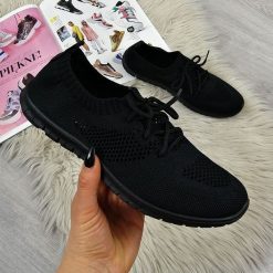 Buty sportowe damskie siateczkowe wsuwane czarne News 1020. Czarne obuwie sportowe damskie NEWS, bez wzorów, z materiału, bez zapięcia. Za 49.50 zł.