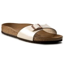 Klapki Birkenstock. Brązowe klapki damskie Birkenstock, bez wzorów, bez obcasa, bez zapięcia. Za 399.99 zł.