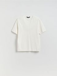 Sweter z krótkim rękawem - biały. Białe swetry męskie Reserved, l, bez wzorów, z bawełny, bez kołnierzyka, bez ramiączek. Za 89.99 zł.