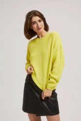 Sweter z okrągłym dekoltem limonkowy. Swetry nierozpinane damskie MOODO, l, bez wzorów, bez kołnierzyka, bez ramiączek. W wyprzedaży za 47.99 zł.