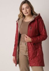 Czerwona Pikowana Kurtka Przejściowa Parka z Kapturem o Długim Kroju z Ozdobą Isaline. Czerwone parki damskie Born2be, l, z aplikacjami, z dresówki, z kapturem. Za 149.99 zł.