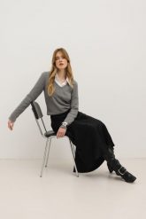 WEŁNIANY SWETER BETTY SZARY S - Flawless. Szare swetry nierozpinane damskie Flawless, l, bez wzorów, z wełny, biznesowe, bez kołnierzyka, bez ramiączek. Za 413.00 zł.