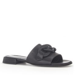 Klapki Gabor. Czarne klapki damskie Gabor, bez wzorów, bez obcasa, bez zapięcia. Za 299.99 zł.