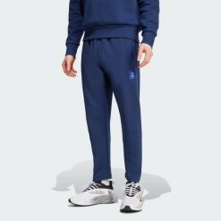 Spodnie Manchester United Seasonal Doubleknit. Niebieskie spodnie sportowe męskie Adidas, xs, bez wzorów, z dresówki, do piłki nożnej. Za 329.00 zł.