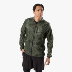 Kurtka → trening → męska → Swedemount → Packable Wind Jacket → szybkoschnąca. Zielone kurtki męskie SWEDEMOUNT, m, bez wzorów, z tkaniny, bez kaptura, do biegania. W wyprzedaży za 179.99 zł.