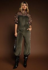 Zielony Welurowy Komplet Dresowy Spodnie i Bluza z Panterkowym Printem Koratess. Zielone bluzy damskie Renee, s, bez wzorów, z dresówki, klasyczne, bez ramiączek, bez kaptura. Za 49.99 zł.