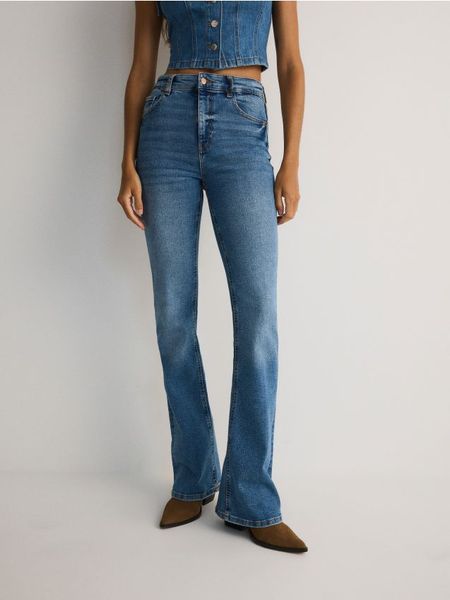 Jeansy flare high waist - niebieski. Niebieskie jeansy damskie Reserved, bez wzorów, z bawełny, z podwyższonym stanem. W wyprzedaży za 99.99 zł.