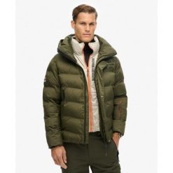 Kurtka narciarska SPORT z pikowaniami. Zielone kurtki sportowe męskie Superdry, m, bez wzorów, bez kaptura, narciarskie. W wyprzedaży za 965.25 zł.