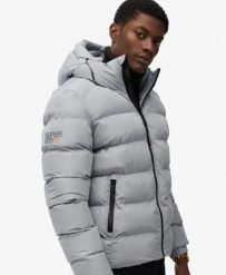 Superdry Pikowana kurtka sportowa z kapturem z recyklingowanego poliestru. Niebieskie kurtki sportowe damskie Superdry, xl, bez wzorów, z materiału, bez ramiączek, z kapturem. Za 559.35 zł.