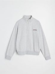 Bluza half-zip z haftowanym napisem z bawełną - szary. Szare bluzy damskie Sinsay, l, bez wzorów, z bawełny, bez ramiączek, bez kaptura. Za 49.99 zł.