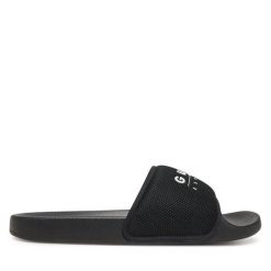 Klapki Guess. Czarne klapki męskie Guess, z aplikacjami, bez zapięcia. Za 139.99 zł.