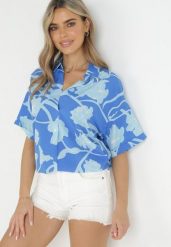 Niebieska Bluzka z Krótkimi Rękawami w Kwiaty Selenes. Niebieskie bluzki damskie Born2be, xl, bez wzorów, z tkaniny, bez kołnierzyka, bez ramiączek. Za 39.99 zł.