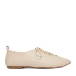 Półbuty GINO ROSSI. Białe półbuty damskie Gino Rossi, bez wzorów, bez obcasa, na płaskiej podeszwie, bez zapięcia. Za 299.99 zł.