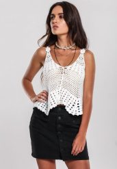 Biały Bawełniany Top Ażurowy w Stylu Boho Cosmothetic. Białe topy damskie Renee, uniwersalny, w ażurowe wzory, z bawełny, boho, bez kołnierzyka, bez ramiączek. Za 69.99 zł.