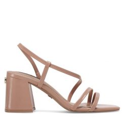 Sandały Nine West. Czerwone sandały damskie Nine West, bez wzorów, bez obcasa, na słupku, bez zapięcia. Za 199.99 zł.