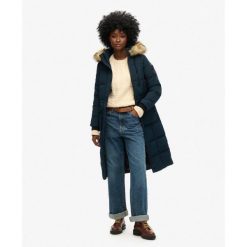 Długi płaszcz z futerka sztucznego Everest od SUPERDRY. Niebieskie płaszcze damskie Superdry, bez wzorów, eleganckie, bez kołnierzyka, bez kaptura. W wyprzedaży za 595.20 zł.