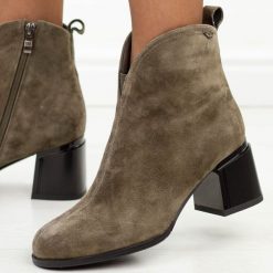 Khaki skórzane botki damskie na obcasie Vinceza 91178. Brązowe botki damskie VINCEZA, na jesień, bez wzorów, z dzianiny, eleganckie, z okrągłym noskiem, bez obcasa, na obcasie, bez zapięcia. Za 349.00 zł.