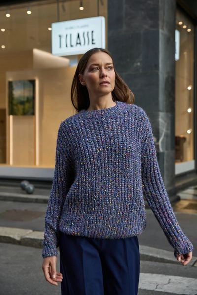 Sweter ozdobiony kolorową nitką granatowy. Niebieskie swetry nierozpinane damskie MOODO, m, bez wzorów, z poliamidu, bez kołnierzyka, bez ramiączek. Za 159.99 zł.