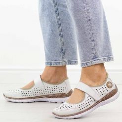 Białe skórzane półbuty damskie T.Sokolski 2922. Białe półbuty damskie Sokolski, na jesień, bez wzorów, z jeansu, casualowe, z okrągłym noskiem, bez obcasa, na płaskiej podeszwie, bez zapięcia. Za 319.00 zł.