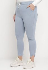 Jasnoniebieskie Spodnie Skinny ze Sznurkiem w Pasie i Kieszeniami Irfana. Niebieskie spodnie materiałowe damskie Born2be, bez wzorów, z jeansu, eleganckie. Za 49.99 zł.