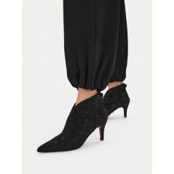 Botki Nine West. Czarne botki damskie Nine West, bez wzorów, bez obcasa, na szpilce, bez zapięcia. Za 299.99 zł.