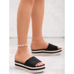 Czarne Klapki Self-Important. Czarne klapki damskie Born2be, bez wzorów, bez obcasa, na platformie, bez zapięcia. Za 49.99 zł.