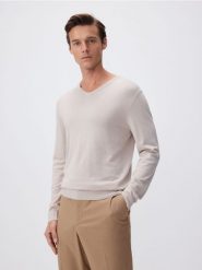 Sweter z wiskozą - beżowy. Brązowe swetry męskie Reserved, l, bez wzorów, z dzianiny, bez kołnierzyka, bez ramiączek. W wyprzedaży za 39.99 zł.