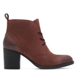 Botki Lasocki. Czerwone botki damskie Lasocki, bez wzorów, bez obcasa, na słupku, bez zapięcia. Za 249.99 zł.