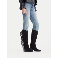 Kozaki JENNY. Czarne kozaki damskie Jenny, bez wzorów, bez obcasa, na słupku, bez zapięcia. Za 229.99 zł.