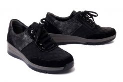 SUAVE 950390-01 schwarz, półbuty damskie. Czarne półbuty damskie Suave, bez wzorów, bez obcasa, na koturnie, bez zapięcia. Za 237.45 zł.