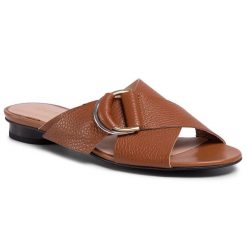 Klapki QUAZI. Brązowe klapki damskie QUAZI, bez wzorów, bez obcasa, bez zapięcia. Za 249.99 zł.
