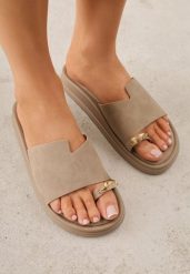 Ciemnobeżowe Klapki Japonki Ozdobione Aplikacją na Palcu Noevianna. Brązowe klapki damskie Renee, na lato, z aplikacjami, z jeansu, bez obcasa, na płaskiej podeszwie, bez zapięcia. Za 79.99 zł.