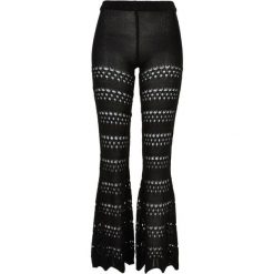 Legginsy Damskie Z Dzianiny Szydełkowej Z Rozszerzanymi Nogawkami. Czarne legginsy damskie Urban Classics, bez wzorów, z dzianiny. Za 204.99 zł.