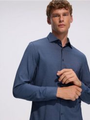 Koszula slim z bawełną oxford - granatowy. Niebieskie koszule męskie Reserved, l, bez wzorów, z bawełny, bez kołnierzyka, bez ramiączek. Za 139.99 zł.