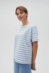 Bawełniana bluza w paski z krótkimi rękawami błękitna. Niebieskie bluzy damskie MOODO, l, bez wzorów, z bawełny, bez ramiączek, bez kaptura. Za 79.99 zł.