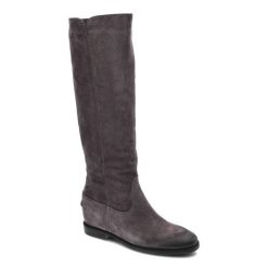 Szare Kozaki Damskie Carinii Wygodne Obuwie. Szare kozaki damskie Carinii, z aplikacjami, z nubiku, bez obcasa, na koturnie, bez zapięcia. Za 369.00 zł.