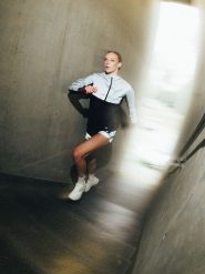 4F Kurtka do biegania odblaskowa damska - czarna M. Czarne kurtki sportowe damskie 4F, l, bez wzorów, z materiału, bez ramiączek, bez kaptura, do biegania. Za 349.99 zł.