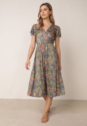 Niebieska Sukienka o Kopertowym Kroju z Dodatkiem Wiskozy we Wzór Paisley Harea. Niebieskie sukienki damskie Born2be, na co dzień, na lato, l, bez wzorów, z materiału, eleganckie, bez kołnierzyka, bez ramiączek, midi, kopertowe. Za 59.99 zł.