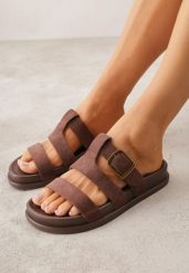 Brązowe Klapki Ozdobione Geometrycznymi Paskami i Metaliczną Klamrą Hossei. Brązowe klapki damskie Renee, bez wzorów, casualowe, bez obcasa, na płaskiej podeszwie, bez zapięcia. Za 79.99 zł.